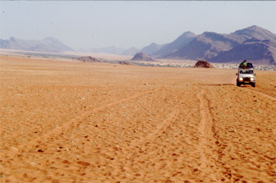 Landrover durchqueren das Kaokoveld