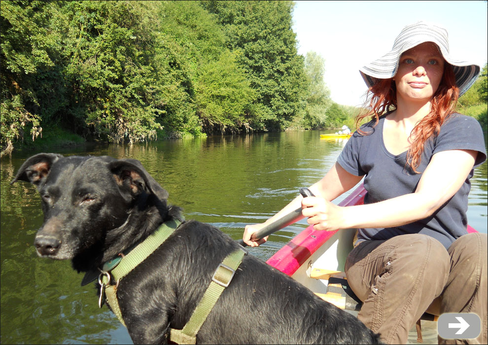 M&auml;dchen mit Hund auf Kanu