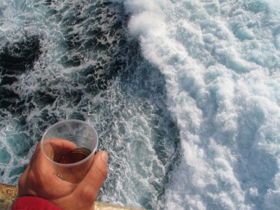 Der Schnapsbecher vor dem Meer