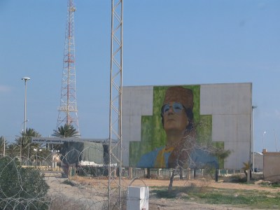 Schild mit dem Bildnis von Gaddafi