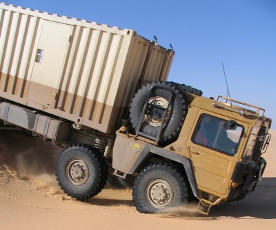 LKW prallt auf den Sand