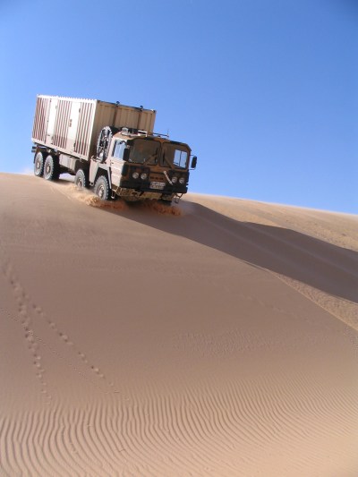 LKW oben auf der Düne