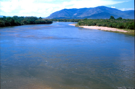 fluss in den mongolischen bergen