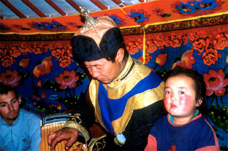 mongolischer sänger in der jurte