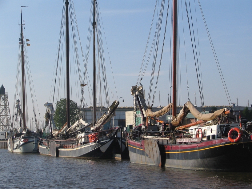 Plattbodenschiffe im Hafen