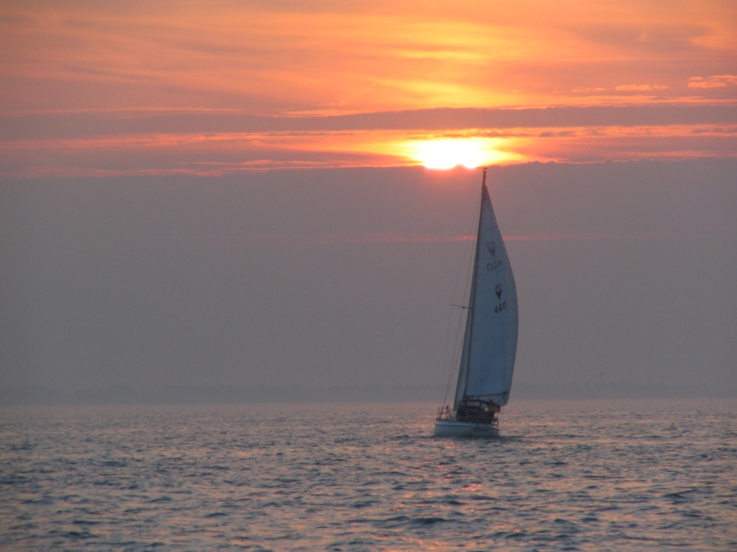 Segelboot im Sonnenuntergang